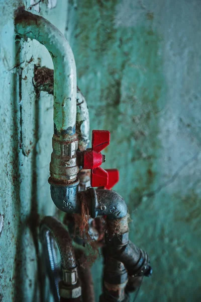 Старі Іржаві Водопровідні Труби Лічильниками Червоними Клапанами Покритими Старішою Фарбою — стокове фото
