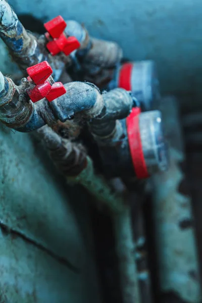 Старые Ржавые Водопроводные Трубы Счетчиками Красными Клапанами Покрытые Старой Мяты — стоковое фото