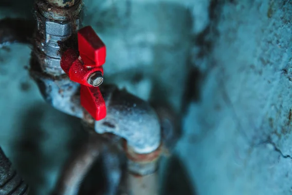 Старые Ржавые Водопроводные Трубы Счетчиками Красными Клапанами Покрытые Старой Мяты — стоковое фото