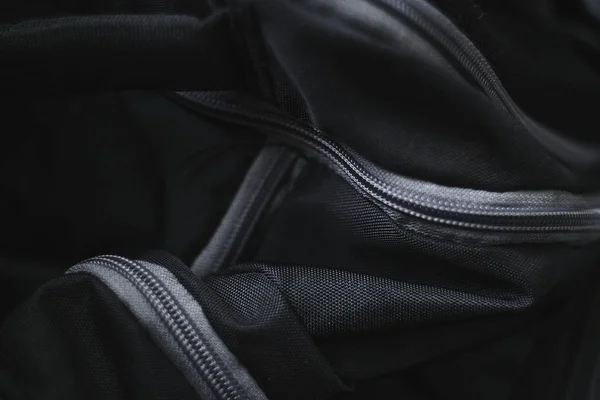 Imagen abstracta de la bolsa de viaje de tela negra con cremalleras grises — Foto de Stock
