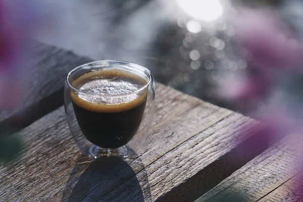 Cangkir kaca dinding ganda transparan kecil dari kopi segar — Stok Foto