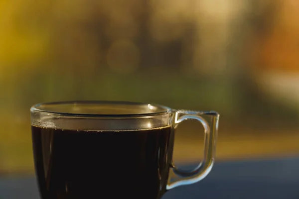 Recortado Cerca Tiro Pequeña Taza Transparente Café Negro Sobre Fondo — Foto de Stock