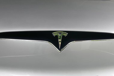 Tesla elektrik supercar logosuna otomobilin hood yakın görünümü Torino İtalya 6 Haziran 2018