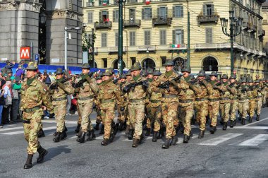 Alp İtalyan askeri geçit töreni sırasında Torino İtalya 7 Mayıs 2014 zorlar