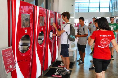 İçki içecekler Coca Cola şirketi Milan İtalya yaklaşık Ağustos 2015 tarafından modern satış makinesi, dokunmatik ekran seçme genç