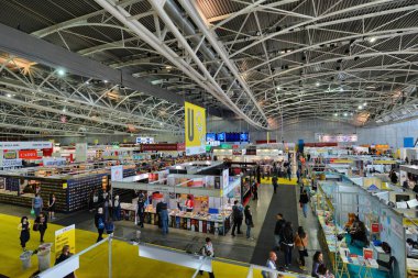 makarna domates ve durum buğday kulakları ile restoran masada yaratıcı cam merkezi
