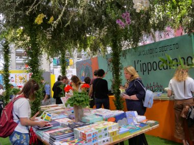 Uluslararası kitap fuarı Torino İtalya'da bukolik düzeni ile kitap standı 12 Mayıs 2019