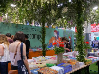 Uluslararası kitap fuarı Torino İtalya'da bukolik düzeni ile kitap standı 12 Mayıs 2019