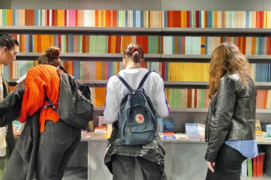 Uluslararası kitap fuarı Torino İtalya'nın kütüphane mağazasında kitap okuyan ve seçen gençler10 Mayıs 2019