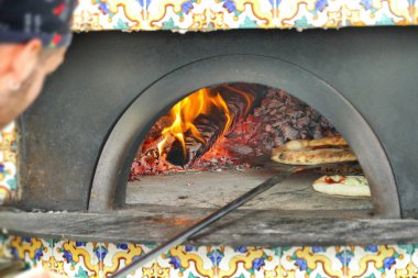 Uluslararası kitap fuarı Torino İtalya 'nın kütüphanesinde 10 Mayıs 2019' da kitap okuyan ve toplayan kadınlar