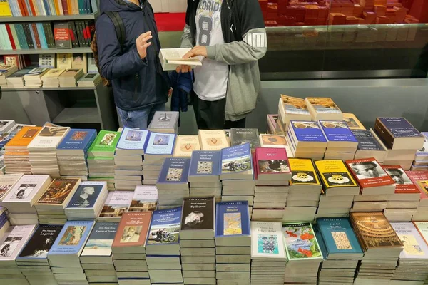 Jugendliche Lesen Und Lesen Bücher Bibliotheksladen Der Internationalen Buchmesse Italien — Stockfoto
