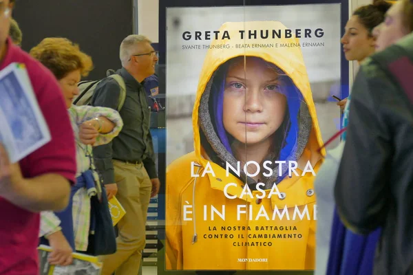 Sveçli Iklim Aktivisti Greta Thunberg Talya Kitap Yayınlamak Olarak Tercüme — Stok fotoğraf