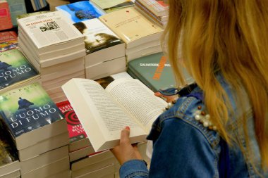 Uluslararası kitap fuarı Torino İtalya 'nın kütüphanesinde 10 Mayıs 2019' da kitap okuyan ve toplayan kadınlar