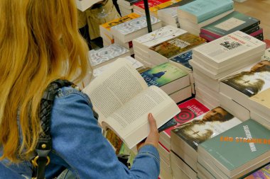 Uluslararası kitap fuarı Torino İtalya 'nın kütüphanesinde 10 Mayıs 2019' da kitap okuyan ve toplayan kadınlar