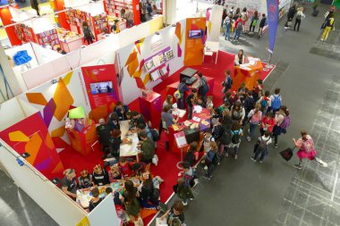 Uluslararası kitap fuarı Torino İtalya 'nın kütüphanesinde 10 Mayıs 2019' da kitap okuyan ve toplayan kadınlar