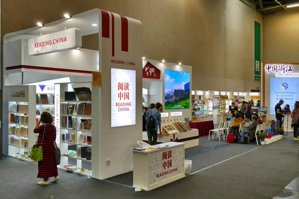 Women Reading Picking Books Library Store International Book Fair Turin — 스톡 사진