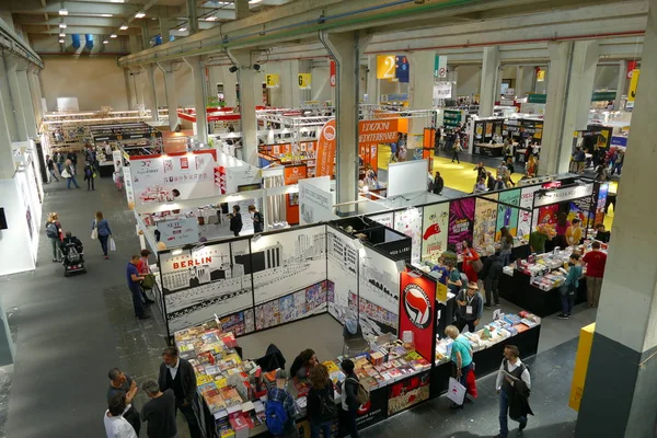 Mujeres Leyendo Recogiendo Libros Librería Feria Internacional Del Libro Turín —  Fotos de Stock