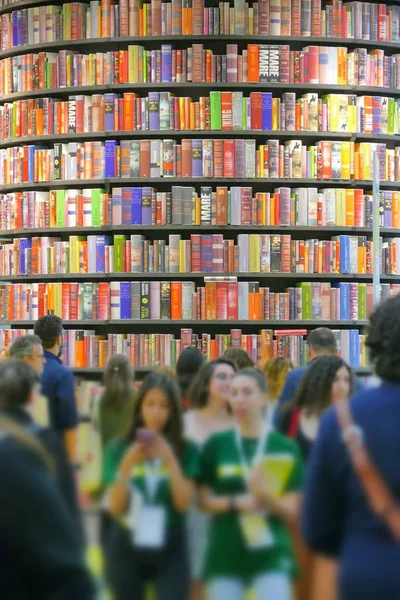 Mujeres Leyendo Recogiendo Libros Librería Feria Internacional Del Libro Turín — Foto de Stock