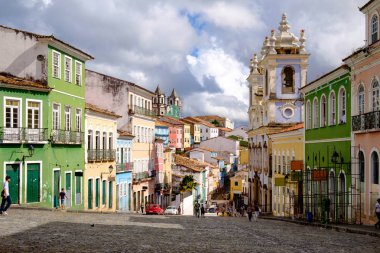 Salvador de Bahia, Brezilya - 14 Aralık 2015: Salvador tarihi merkezi Bahia renkli evleri / Brasil. Bir efsane her Arnavut kaldırımlı burada ölen bir köle olduğunu söylüyor