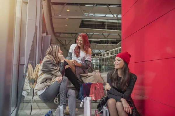 Három Csinos Fiatal Lányok Shopping Mall Miután Befejezte Vásárlást Vonzó — Stock Fotó