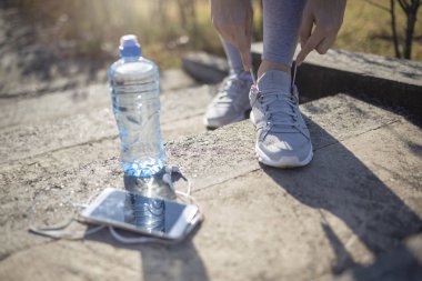 Genç bayan atlet antrenmana hazırlanıyor. Kadın Fitness Sunrise Jog egzersizi. Sağlıklı yaşam tarzı kavramı.