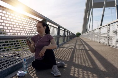 Fitness kızı koşudan dinleniyor. Spor salonundaki kadınlar...