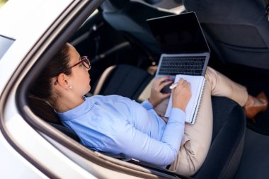 Arabadaki güzel iş kadını. İş ve yaşam tarzı konc