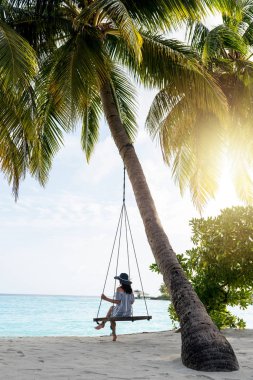 Çekici genç kız tatilde rahatlıyor ve eğleniyor. Yaz v