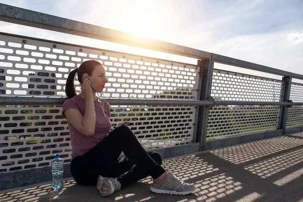 Güzel ve mutlu bir fitness kızının resmi. Spor salonu kadınları