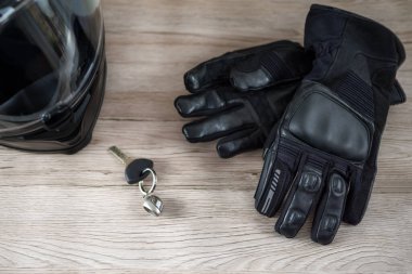 Motosiklet aksesuarlarının manzarası. Motosiklet kaskı, eldiven ve anahtarlar dahil. Motosiklet yolculuğu rüya konsepti.