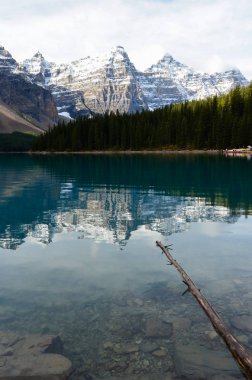 Dağlar ayna Kanada buzultaş gölde su yüzeyinin mükemmel.