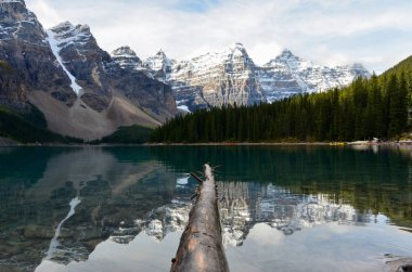 Dağlar ayna Kanada buzultaş gölde su yüzeyinin mükemmel.