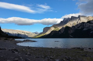 Dağlar ve güzel doğa ile Kanada'da göl Minnewanka.