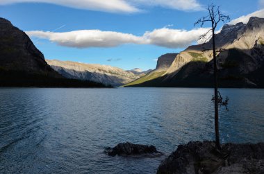 Dağlar ve güzel doğa ile Kanada'da göl Minnewanka.