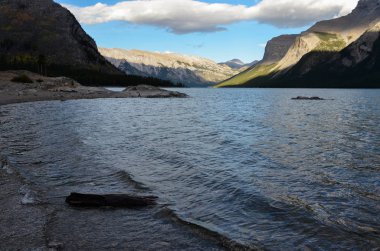 Dağlar ve güzel doğa ile Kanada'da göl Minnewanka.