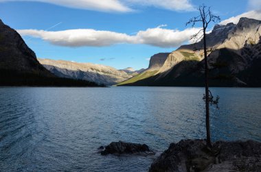 Dağlar ve güzel doğa ile Kanada'da göl Minnewanka.