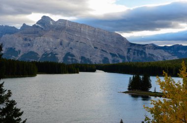 Dağlar ve güzel doğa ile Kanada'da göl Minnewanka.