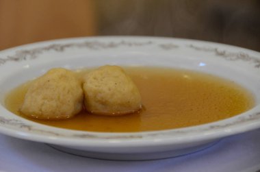 Bir beyaz porselen tabak içinde irmik dumpling çorbası.