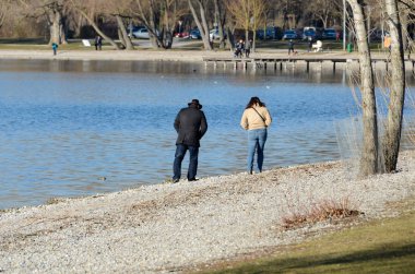 Gölde 1 Çift yürümek