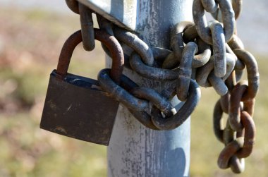 Paslı kilit ile demir zincir