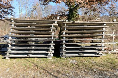 Yan yana yığılmış ahşap paletler