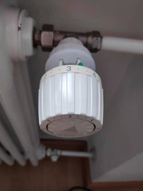 Borular ile beyaz Isıtma regülatörü