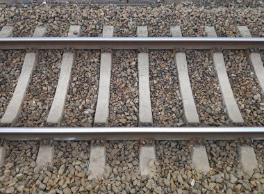 Avrupa demiryolu raylarını taşlarla yapıla