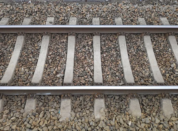 Avrupa demiryolu raylarını taşlarla yapıla