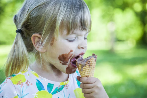 Hermosa Chica Comiendo Helado Chocolate Durante Soleado Día Verano Imágenes de stock libres de derechos