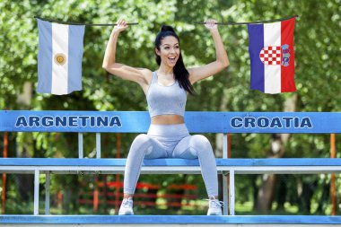 Arjantin ve Hırvatistan tarafından güzel seksi kız güneşli gün boyunca tutulan bayrakları