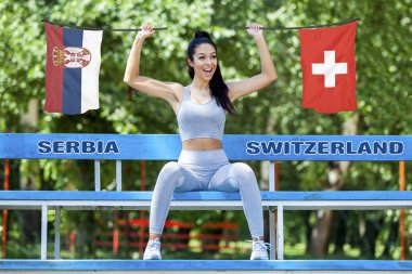 Sırbistan ve İsviçre tarafından güzel seksi kız güneşli gün boyunca tutulan bayrakları