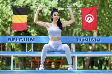 Belçika ve güneşli gün boyunca güzel seksi kız tarafından tutulan Tunus bayrakları