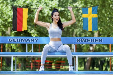 Almanya ve İsveç tarafından güzel seksi kız güneşli gün boyunca tutulan bayrakları