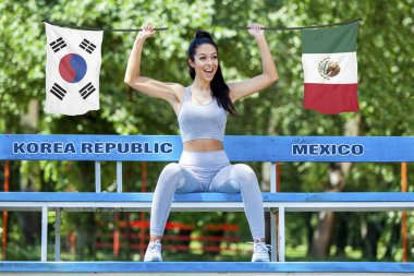 Güney Kore ve Meksika tarafından güzel seksi kız güneşli gün boyunca tutulan bayrakları